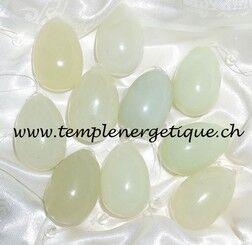 Oeuf de yoni en xiuan jade vert clair